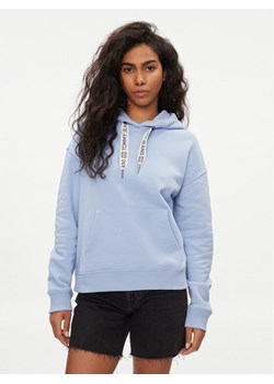 Tommy Jeans Bluza Logo Drawcord DW0DW17794 Błękitny Boxy Fit ze sklepu MODIVO w kategorii Bluzy damskie - zdjęcie 182721329