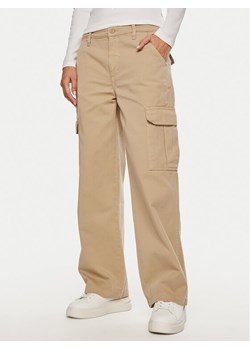 Guess Jeans Spodnie cargo W4YB61 WGCV1 Beżowy Relaxed Fit ze sklepu MODIVO w kategorii Spodnie damskie - zdjęcie 182721429