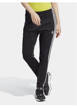 adidas Spodnie dresowe adicolor SST IK6600 Czarny Slim Fit ze sklepu MODIVO w kategorii Spodnie damskie - zdjęcie 182721867
