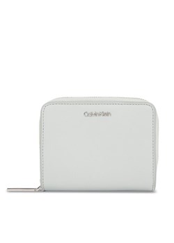 Calvin Klein Mały Portfel Damski Ck Must K60K611937 Szary ze sklepu MODIVO w kategorii Portfele damskie - zdjęcie 182722049
