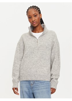 Calvin Klein Jeans Sweter J20J224238 Szary Regular Fit ze sklepu MODIVO w kategorii Swetry damskie - zdjęcie 182722135