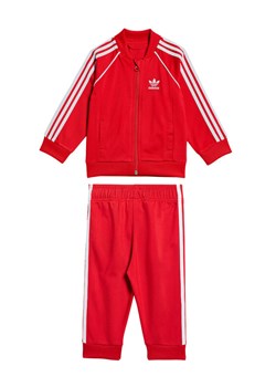 adidas Dres adicolor SST IX7623 Czerwony Regular Fit ze sklepu MODIVO w kategorii Komplety niemowlęce - zdjęcie 182722426