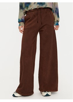 Deha Spodnie dresowe C12175 Brązowy Relaxed Fit ze sklepu MODIVO w kategorii Spodnie damskie - zdjęcie 182722569