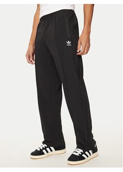 adidas Spodnie dresowe Monogram IZ2539 Czarny Regular Fit ze sklepu MODIVO w kategorii Spodnie męskie - zdjęcie 182722725