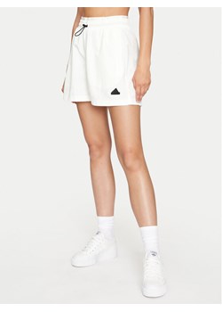 adidas Szorty sportowe City Escape Woven IW5208 Biały Loose Fit ze sklepu MODIVO w kategorii Szorty - zdjęcie 182723307