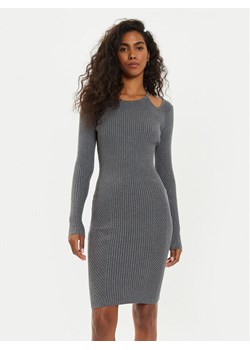 Guess Sukienka dzianinowa Vanessa W4BK24 Z3I22 Szary Regular Fit ze sklepu MODIVO w kategorii Sukienki - zdjęcie 182723486