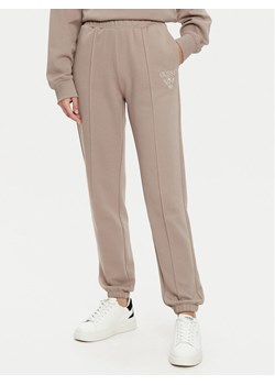 Guess Spodnie dresowe V5RB13 KC3D2 Szary Regular Fit ze sklepu MODIVO w kategorii Spodnie damskie - zdjęcie 182723657