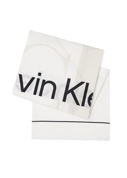 Calvin Klein Chusta Monologo K60K611981 Biały ze sklepu MODIVO w kategorii Szaliki i chusty damskie - zdjęcie 182723815