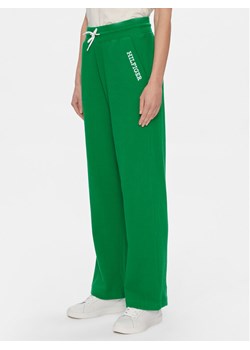 Tommy Hilfiger Spodnie dresowe UW0UW04946 Zielony Relaxed Fit ze sklepu MODIVO w kategorii Spodnie damskie - zdjęcie 182724046
