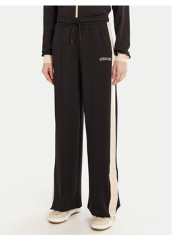Guess Spodnie dresowe V5RB00 KCO72 Brązowy Regular Fit ze sklepu MODIVO w kategorii Spodnie damskie - zdjęcie 182724109