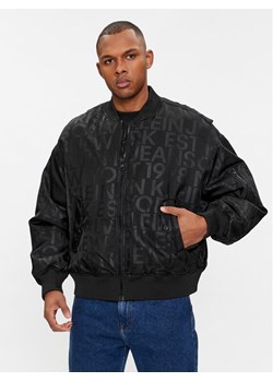 Calvin Klein Jeans Kurtka bomber Logo Aop J30J324658 Czarny Oversize ze sklepu MODIVO w kategorii Kurtki męskie - zdjęcie 182724116