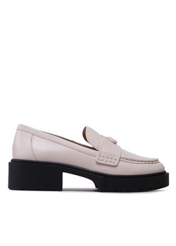 Coach Loafersy Leah CB990 Beżowy ze sklepu MODIVO w kategorii Półbuty damskie - zdjęcie 182724575