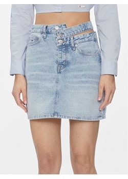 Tommy Jeans Spódnica jeansowa Mom Cut Out Wb Uh Skirt Ah7011 DW0DW17217 Niebieski Slim Fit ze sklepu MODIVO w kategorii Spódnice - zdjęcie 182724628