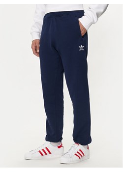 adidas Spodnie dresowe Trefoil Essentials IX7689 Granatowy Regular Fit ze sklepu MODIVO w kategorii Spodnie męskie - zdjęcie 182725889