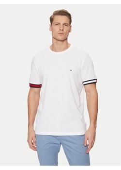 Tommy Hilfiger T-Shirt Global Stripe MW0MW38078 Biały Regular Fit ze sklepu MODIVO w kategorii T-shirty męskie - zdjęcie 182726087