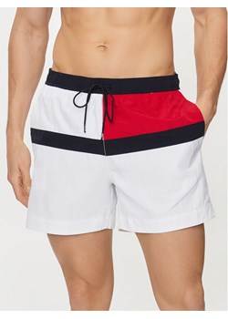 Tommy Hilfiger Szorty kąpielowe UM0UM03259 Biały Regular Fit ze sklepu MODIVO w kategorii Kąpielówki - zdjęcie 182726305