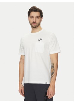 adidas T-Shirt Lounge Slides Graphic Pocket JC5282 Biały Regular Fit ze sklepu MODIVO w kategorii T-shirty męskie - zdjęcie 182726326