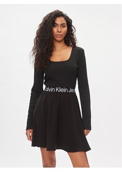 Calvin Klein Jeans Sukienka codzienna J20J222523 Czarny Regular Fit ze sklepu MODIVO w kategorii Sukienki - zdjęcie 182726625