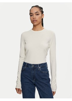 Calvin Klein Sweter K20K207681 Écru Regular Fit ze sklepu MODIVO w kategorii Swetry damskie - zdjęcie 182726717