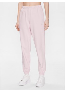 New Balance Spodnie dresowe Athletics Remastered French Terry WP31503 Różowy Relaxed Fit ze sklepu MODIVO w kategorii Spodnie damskie - zdjęcie 182726775