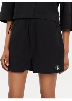 Calvin Klein Jeans Szorty materiałowe J20J223424 Czarny Regular Fit ze sklepu MODIVO w kategorii Szorty - zdjęcie 182727147