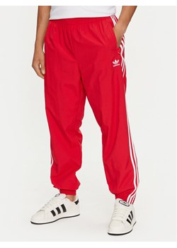 adidas Spodnie dresowe Adicolor Woven Firebird IT2498 Czerwony Regular Fit ze sklepu MODIVO w kategorii Spodnie męskie - zdjęcie 182727207