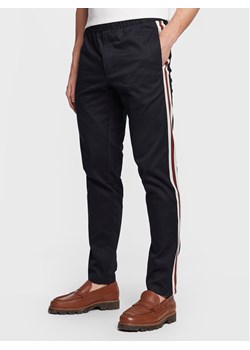 Tommy Hilfiger Spodnie materiałowe Chelsea Pull On Side Tape MW0MW29098 Granatowy Relaxed Fit ze sklepu MODIVO w kategorii Spodnie męskie - zdjęcie 182727328