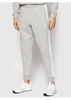 adidas Spodnie dresowe Classics GN3530 Szary Fitted Fit - id: 0000207830226 - marki adidas - 182727568 adidas Spodnie dresowe Classics GN3530 Szary Fitted Fit ze sklepu MODIVO w kategorii Spodnie męskie - zdjęcie 182727568