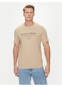 Tommy Hilfiger T-Shirt Center Stack MW0MW38621 Beżowy Regular Fit ze sklepu MODIVO w kategorii T-shirty męskie - zdjęcie 182728086