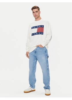 Tommy Jeans Bluza Big Flag DM0DM19222 Biały Relaxed Fit ze sklepu MODIVO w kategorii Bluzy męskie - zdjęcie 182728475