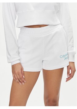Calvin Klein Jeans Szorty sportowe Stacked Institutional J20J223136 Biały Relaxed Fit ze sklepu MODIVO w kategorii Szorty - zdjęcie 182728767