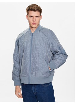 Calvin Klein Jeans Kurtka bomber J30J322938 Szary Relaxed Fit ze sklepu MODIVO w kategorii Kurtki męskie - zdjęcie 182728779