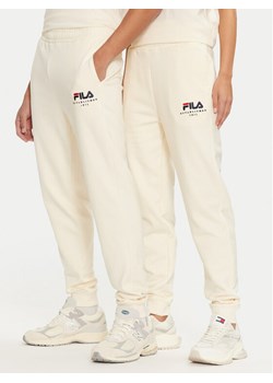 Fila Spodnie dresowe Unisex Bovrup FAU0146 Écru Regular Fit ze sklepu MODIVO w kategorii Spodnie męskie - zdjęcie 182729199