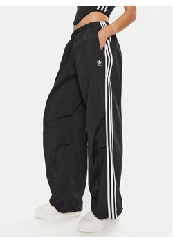 adidas Spodnie dresowe 3-Stripes Woven Parachute IY7251 Czarny Loose Fit ze sklepu MODIVO w kategorii Spodnie damskie - zdjęcie 182729248