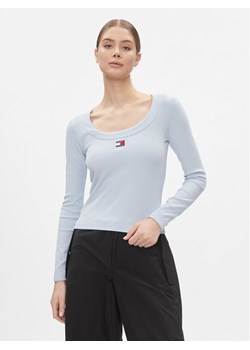 Tommy Jeans Bluzka Tjw Slim Badge Rib Tee Ls DW0DW17397 Błękitny Slim Fit ze sklepu MODIVO w kategorii Bluzki damskie - zdjęcie 182729295