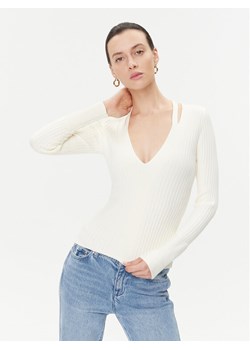 Guess Sweter W3BR30 Z2V42 Écru Regular Fit ze sklepu MODIVO w kategorii Swetry damskie - zdjęcie 182729516