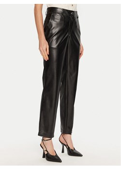 Guess Spodnie z imitacji skóry Lia W4YB18 WF8Q0 Czarny Regular Fit ze sklepu MODIVO w kategorii Spodnie damskie - zdjęcie 182729556