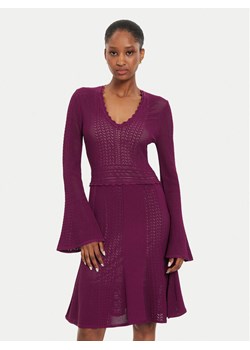 TWINSET Sukienka dzianinowa 242TP3051 Fioletowy Regular Fit - id: 0000304451676 - marki Twinset - 182729609 TWINSET Sukienka dzianinowa 242TP3051 Fioletowy Regular Fit ze sklepu MODIVO w kategorii Sukienki - zdjęcie 182729609
