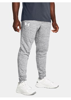 Under Armour Spodnie dresowe Ua Rival Terry Jogger 1380843-011 Szary Fitted Fit ze sklepu MODIVO w kategorii Spodnie męskie - zdjęcie 182729906