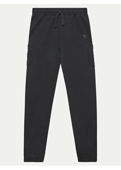 Guess Spodnie dresowe L4YQ13 KAD73 Czarny Relaxed Fit ze sklepu MODIVO w kategorii Spodnie chłopięce - zdjęcie 182730019