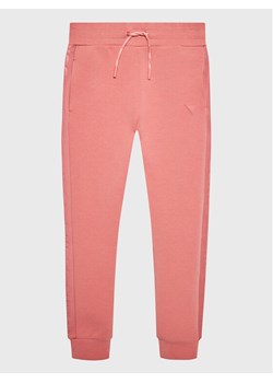 Guess Spodnie dresowe J2YQ24 FL03S Różowy Regular Fit ze sklepu MODIVO w kategorii Spodnie dziewczęce - zdjęcie 182730028