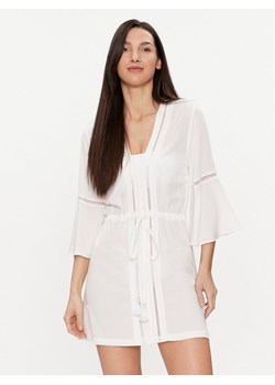 Maaji Sukienka plażowa 2118CPO001 Biały Regular Fit ze sklepu MODIVO w kategorii Odzież plażowa - zdjęcie 182730307