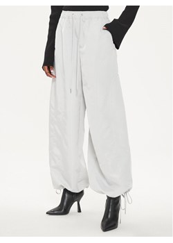 Gestuz Spodnie materiałowe 10908112 Szary Relaxed Fit ze sklepu MODIVO w kategorii Spodnie damskie - zdjęcie 182730759