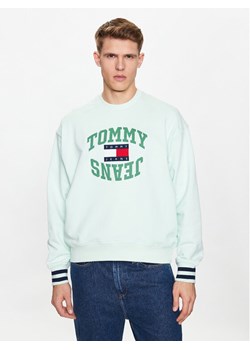 Tommy Jeans Bluza Boxy Arched Logo DM0DM16375 Zielony Boxy Fit ze sklepu MODIVO w kategorii Bluzy męskie - zdjęcie 182730797