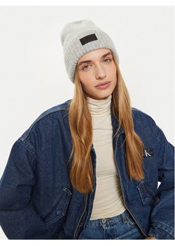 Calvin Klein Czapka K60K612594 Szary ze sklepu MODIVO w kategorii Czapki zimowe damskie - zdjęcie 182731758