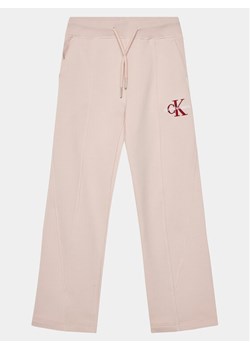 Calvin Klein Jeans Spodnie dresowe Monogram IG0IG02448 Różowy Relaxed Fit ze sklepu MODIVO w kategorii Spodnie dziewczęce - zdjęcie 182731816