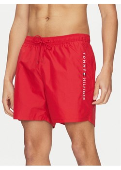 Tommy Hilfiger Szorty kąpielowe UM0UM03258 Czerwony Regular Fit ze sklepu MODIVO w kategorii Kąpielówki - zdjęcie 182732047