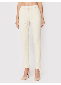 Guess Spodnie materiałowe Zoe W2YB01 K8RN0 Beżowy Regular Fit ze sklepu MODIVO w kategorii Spodnie damskie - zdjęcie 182732188