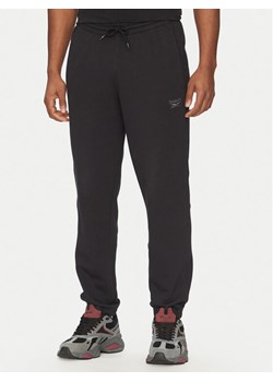 Reebok Spodnie dresowe 100214075 Czarny Regular Fit ze sklepu MODIVO w kategorii Spodnie męskie - zdjęcie 182732256