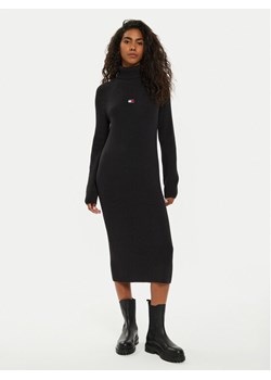 Tommy Jeans Sukienka dzianinowa Tjw Mockneck Badge DW0DW19815 Czarny Regular Fit ze sklepu MODIVO w kategorii Sukienki - zdjęcie 182732327